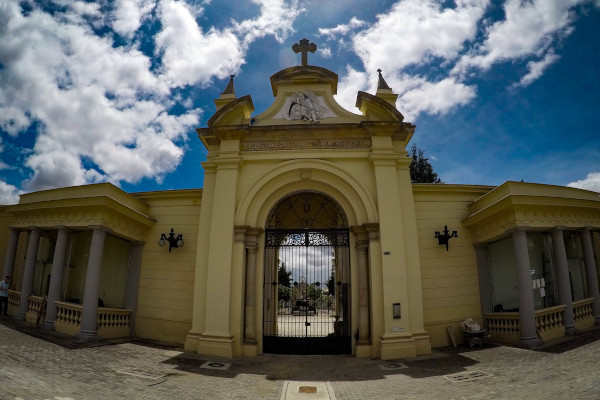 Imagen de la puerta de ingreso principal del Cementerio Distrital Central, ubicado en el barrio Santa Fe de la localidad de Los Mártires. Carrera 20 #24-80