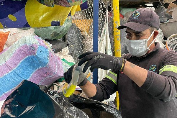 Reciclador separando residuos