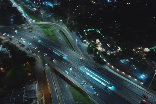 La Avenida Suba es el principal corredor de acceso al nor-occidente de la ciudad. En esta imagen aérea de la intersección con la Avenida Boyacá se evidencia el cambio en la iluminación pública luego de la modernización del alumbrado público a tecnología led que beneficia a conductores, peatones y ciclistas. En este lugar se mejoró el entorno de acceso a la estación de Transmielnio, con luz blanca.