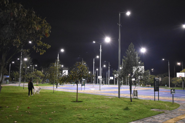 Parque Juan Amarillo cuenta con moderno alumbrado público