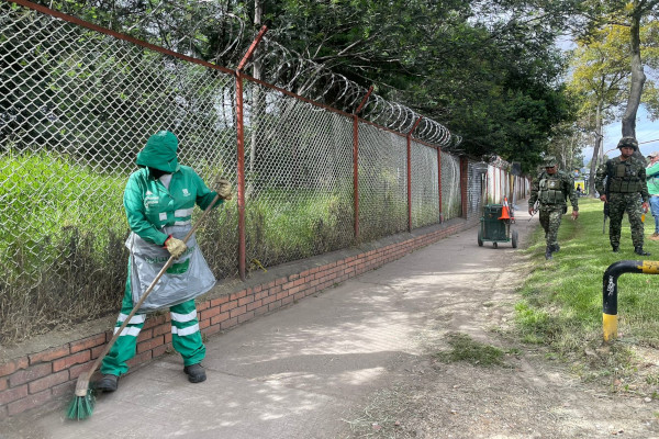 Operaria limpiando la calle