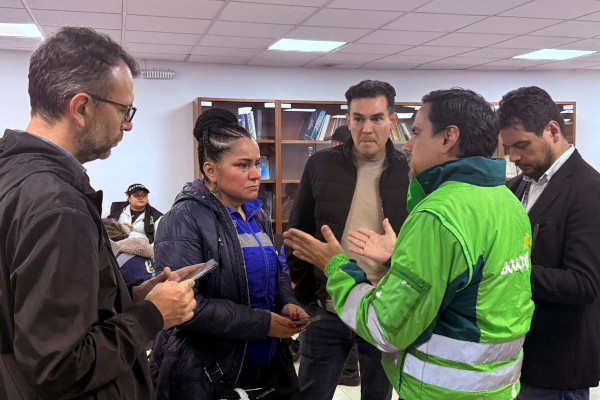 Diálogo entre autoridades distritales y los recicladores