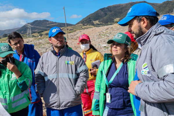 La directora de la UAESP, Consuelo Ordóñez, en compañía de representantes del operador y la interventoría, durante el recorrido por el Parque de Innovación Doña Juana.