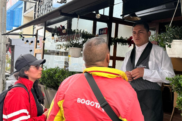 funcionarios alcaldía llevando a cabo una jornada pedagógica dirigida a comerciantes