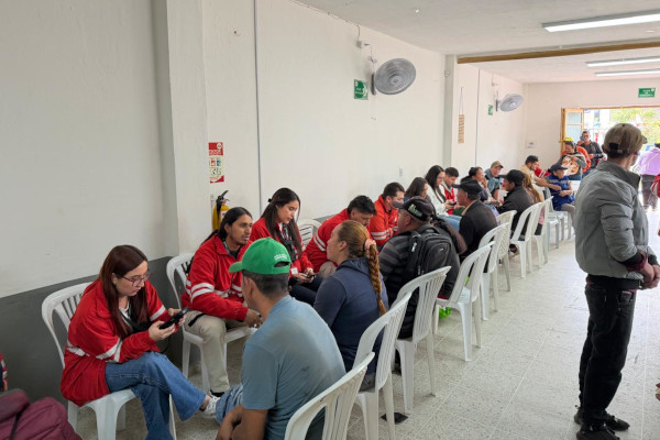 Recicladores recibiendo uniformes