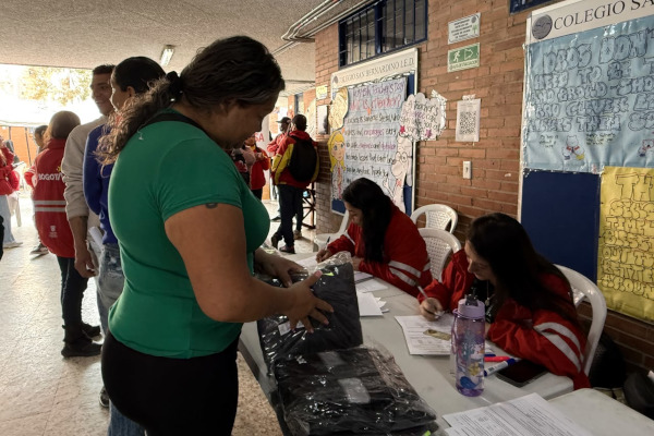 Recicladores recibiendo sus uniformes 