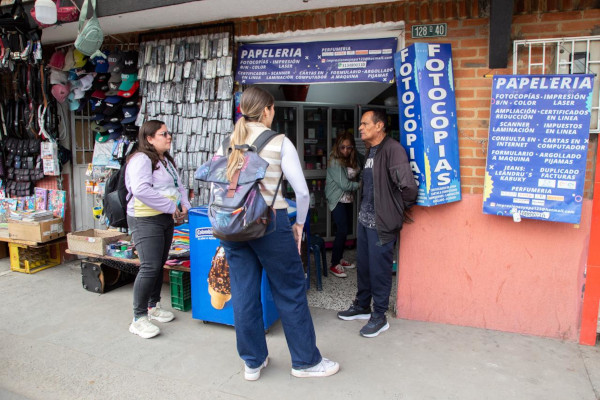 Funcionarios de la UAESP haciendo pedagogía en colegios de Suba.