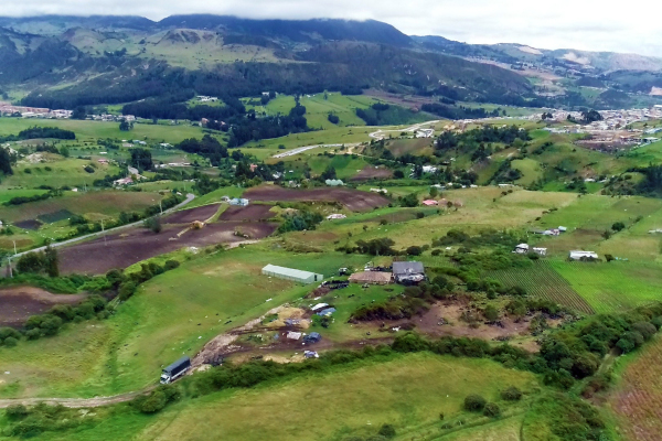 En la foto se observa una panorámica aérea del predio ubicado en la zona rural de Usme en el que se encuentran abandonadas 25 mil llantas.