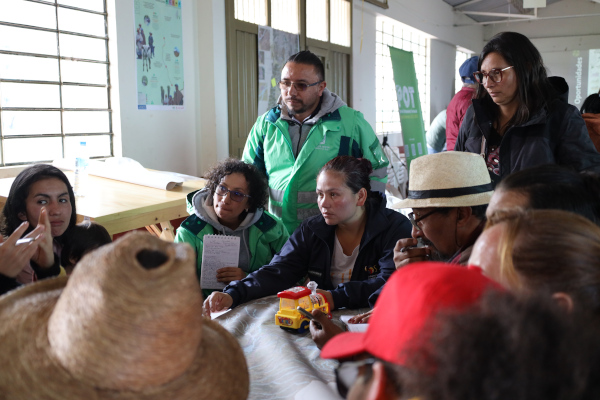 Funcionarios de la UAESP escuchan a la comunidad que vive en la zona de influencia de Doña Juana.