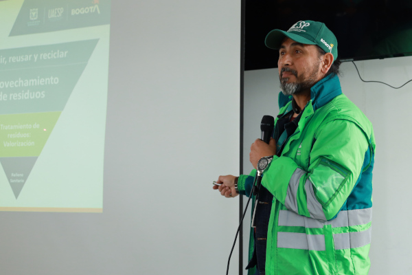 Funcionario de la UAES explica a la comunidad de qué trata el nuevo proyecto de manejo de residuos sólidos en Doña Juana.