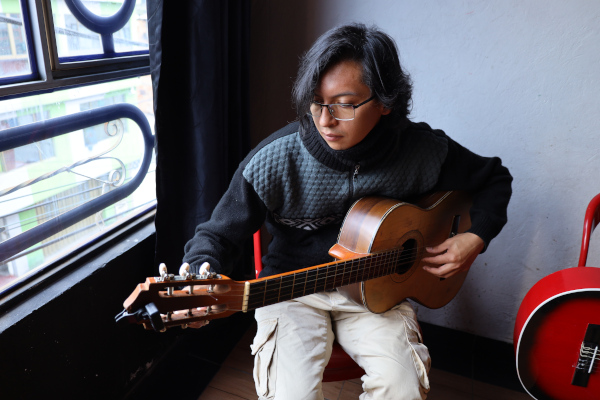 Estudiante de la Pedagógica enseña a tocar guitarra a varios niños y niñas de Usme.