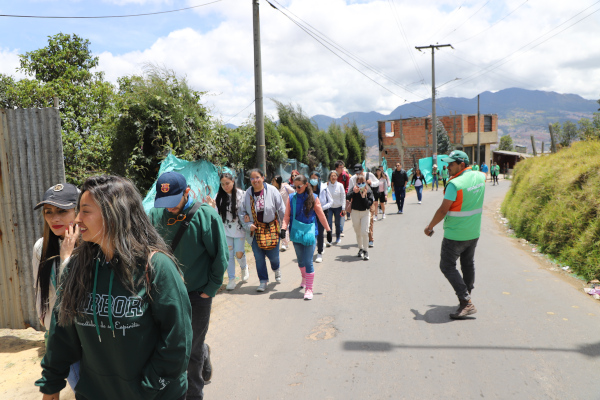 Personas caminan en una de las vías de Mochuelo Bajo.