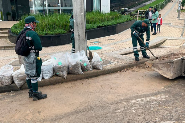 Operarios de aseo realizan trabajo de limpieza en el norte de Bogotá.
