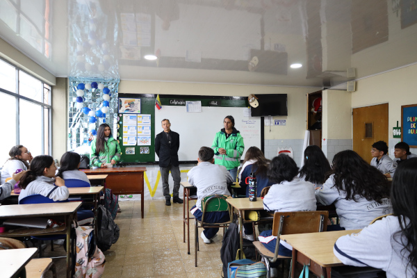 Gestores de la UAESP sensibilizaron estudiantes del Colegio La Presentación Fátima.
