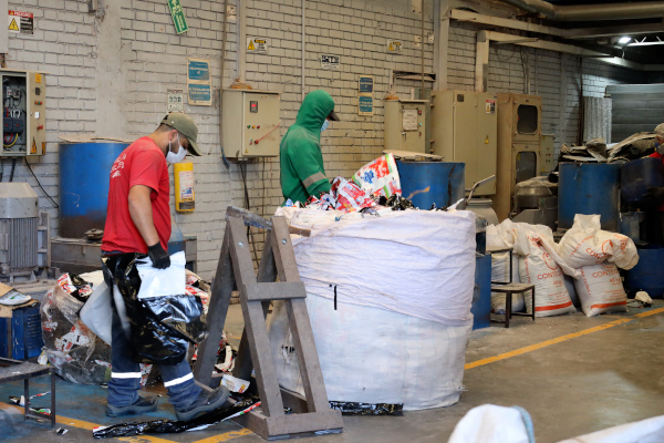 Recicladoras seleccionando plásticos