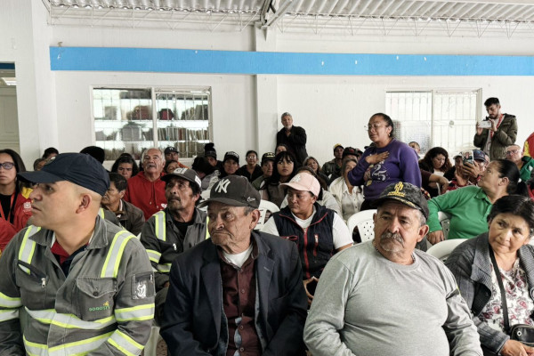Ciudadana interviniendo en Firma de acuerdos