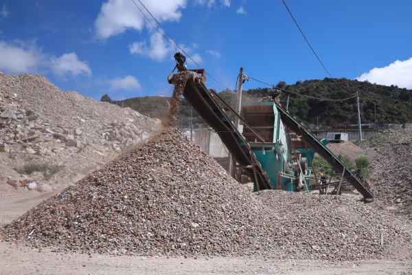 Máquina está separando el material aprovechable que se utilizará en diferentes obras en la ciudad.