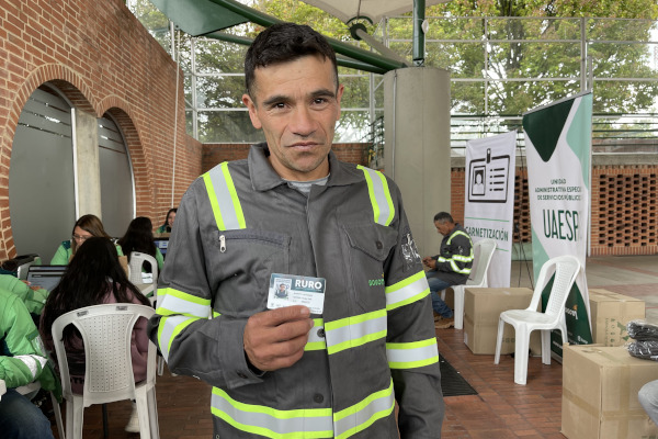 Luis Roberto Vargas, reciclador de oficio de Bogotá con sus uniformes y carné.