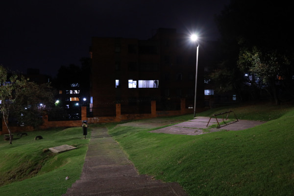 Parque Las Palmas II, en la localidad de Suba, foto nocturna, se evidencia nuevo alumbrado público.