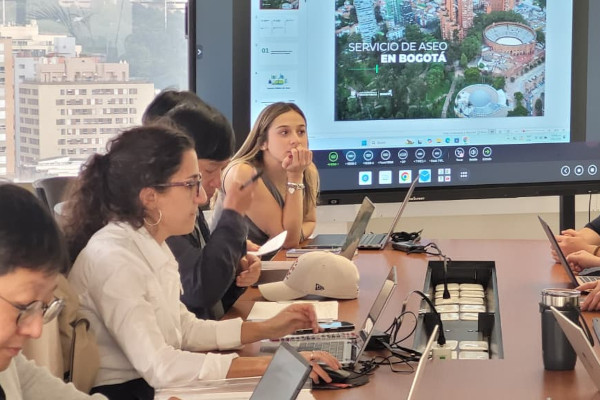 Equipo técnico de la UAESP, reunido en una sala de juntas, presentando su estrategia a los miembros de la cooperación.