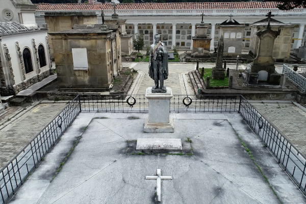 Imagen de la tumba y escultura del General Francisco de Paula Santander ubicada en el Cementerio Distrital Central. 