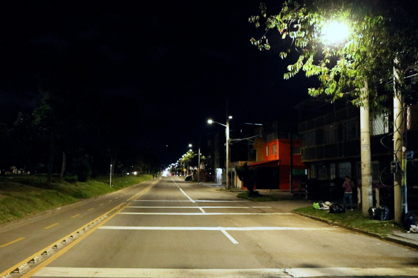 Imagen del nuevo alumbrado público led en la Transversal 50 entre la Avenida Primero de Mayo y la Calle Tercera.