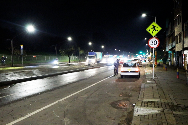 Imagen del nuevo alumbrado público led en la Avenida Mutis o Calle 63 con Carrera 110.