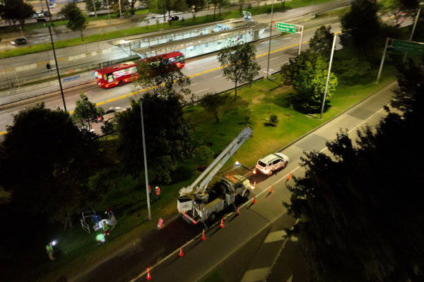 Imagen aérea de una de las cuadrillas de alumbrado público realizando labores de mantenimiento de luminarias de la Calle 26 con Carrera 67.