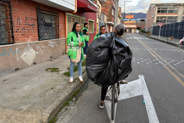 Funcionarios conversando con reciclador