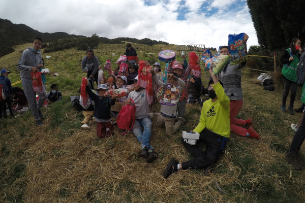 Niños de Ciudad Bolívar sembraron 150 árboles en Mochuelo Alto