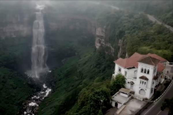 Imagen aérea de la caída de las aguas del Río Bogotá en el salto del Tequendama, en donde fue construida la primera hidroeléctrica para alimentar la red de alumbrado público eléctrico de la capital.