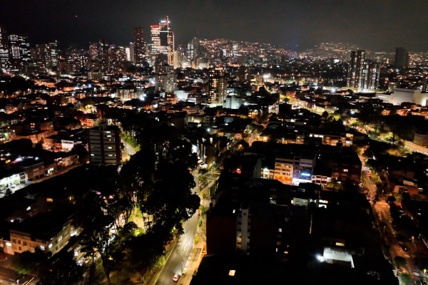 Imagen aérea de Bogotá. La ciudad cuenta con un parque lumínico de más de 361 luminarias instaladas en vías, calles, parques, plazoletas y otros espacios públicos. 