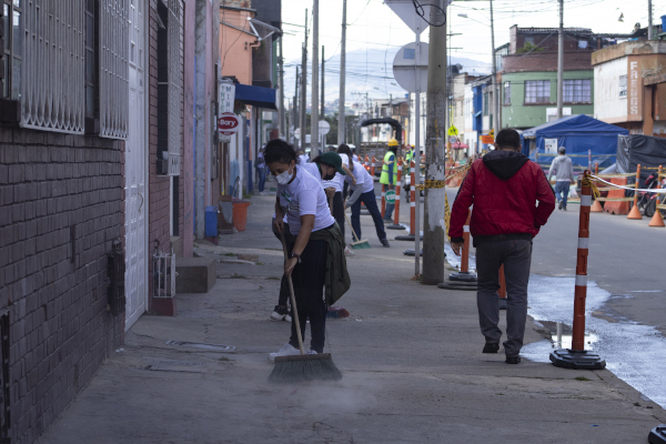 Con escoba en mano funcionarios del Distrito limpiaron calles del centro