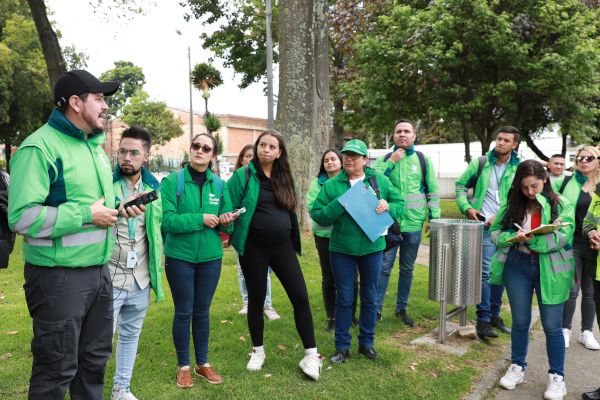  Miembros de la UAESP se reúnen en un parque previo a la jornada de sensibilización en la zona comercial del barrio Modelia