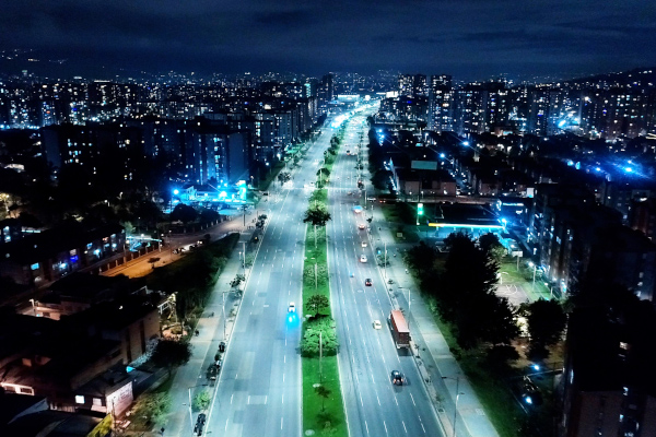 Panorámica aérea de la Avenida Boyacá con Calle 164, sentido norte-sur. La modernización a tecnología led de las luminarias, permite observar de manera más clara los carriles vehiculares, andenes y ciclorrutas, mejorando la percepción de colores y de seguridad.