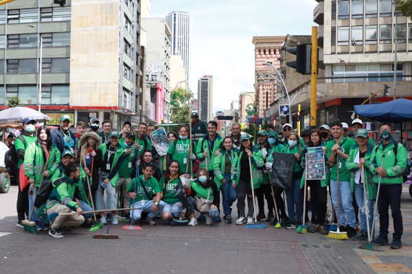 Ciudadanos y funcionarios de la Uaesp limpiaron la Carrera 7 en el centro de Bogotá.