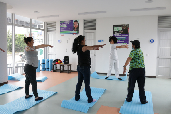 Mujeres están realizando ejercicios de yoga, servicio que se prestará en la Manzana del Cuidado.