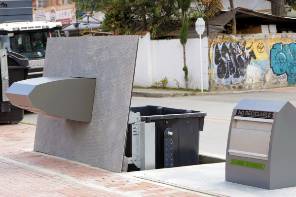 Bogotá estrena sus primeros contenedores soterrados para mejorar la disposición de residuos en el espacio público.