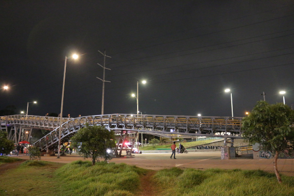 10 luminarias fueron modernizadas de este paso peatonal, pasando de sodio a tecnología led, lo que permite un espacio más iluminado para los habitantes de los barrios Olarte, Perdomo y La Estancia que limitan entre las localidades de Bosa y Ciudad Bolívar.