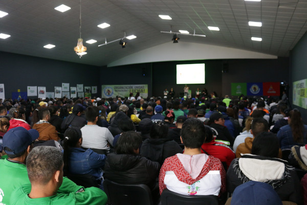 Personas sentadas en un auditorio del G12 - plano general desde perspectiva ángulo 180 grados 