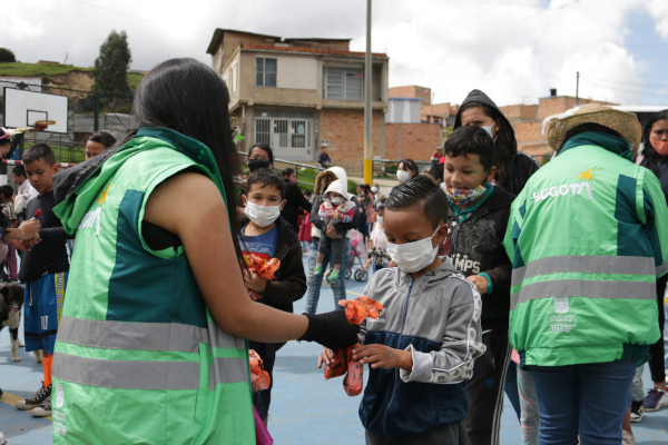 Gestores sociales entregan dulces a niños de Mochuelo.