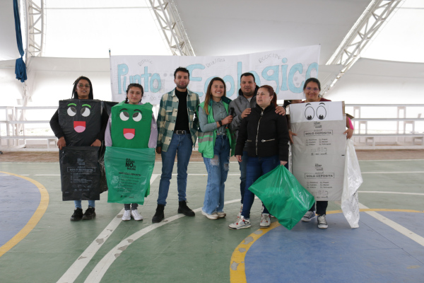 Los estudiantes beneficiados del convenio UAESP - UNAD, realizaron una representación artística para concientizar sobre la importante que es reciclar. 