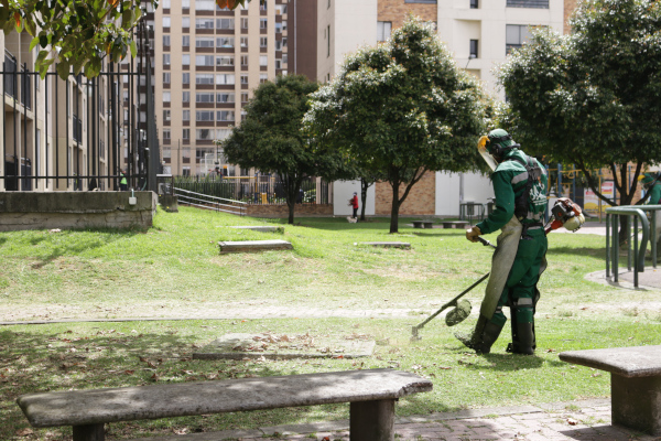 Los operarios de corte de césped deben usar equipos especiales para su protección.