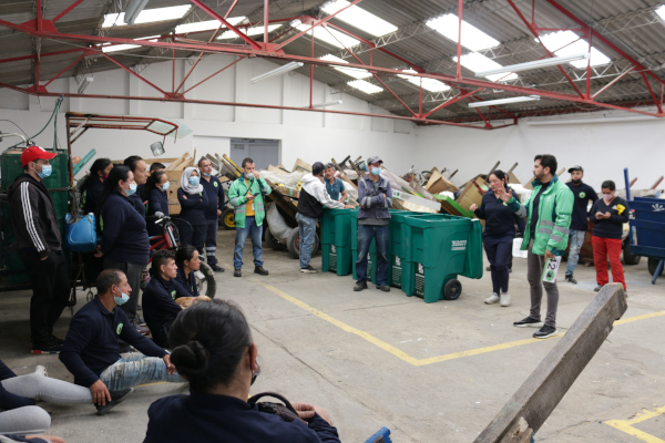 Carreteros recibiendo información por parte de gestores de la UAESP en un Centro Transitorio de Cuidado al Carretero -CTCC-.