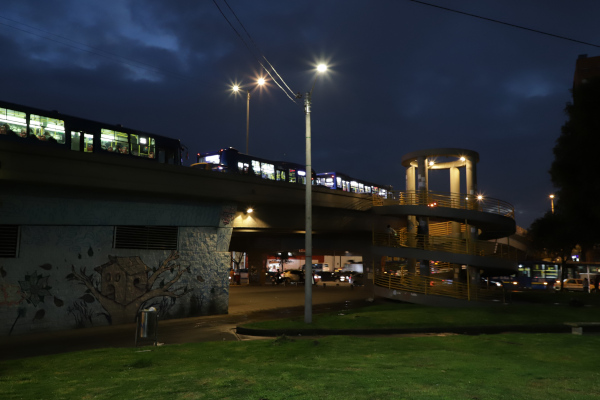 Panorámica de la Calle 72 con Avenida Boyacá. Este lugar el barrio Bonanza tiene una zona verde contigua al paso peatonal ubicado bajo el puente vehicular de la Calle 72. La intervención de la UAESP y Enel Colombia dejan este lugar revitalizado con nuevas y modernas luminarias que garantizan entornos seguros y limpios.