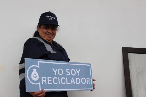 Alcaldía de Bogotá inicia entrega de uniformes y equipos de cómputo a organizaciones de recicladores