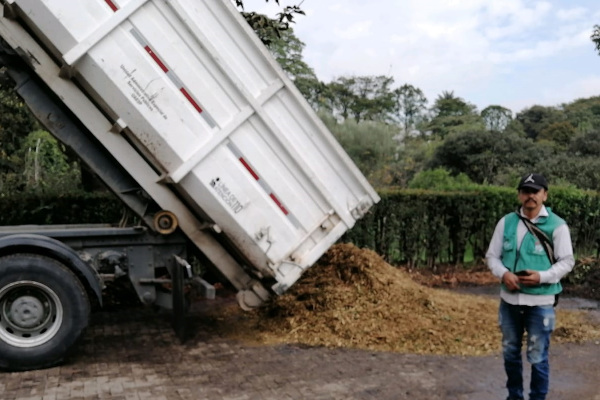 Un vehículo del operador Área Limpia entrega el césped cortado al Jardín Botánico.