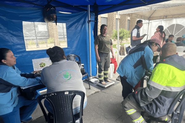 Personas asistiendo a la feria de servicios