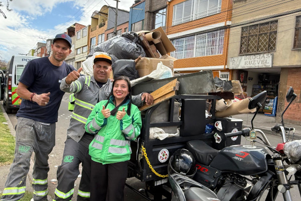 Funcionarios de la UAESP y Recicladores con un carreta de fondo