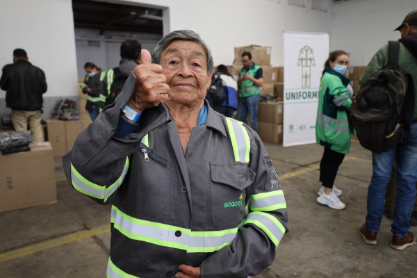 Mujer reclcicladora en la entrega de uniformes a recicladores y recicladoras de oficio de Bogotá